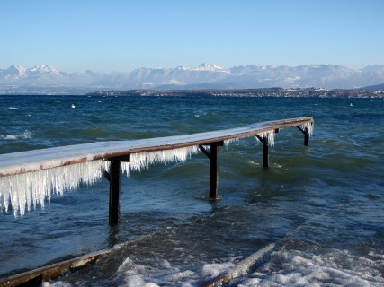 Lac Leman with icicles